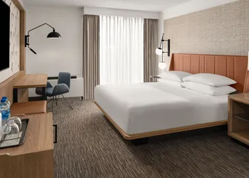 Sheraton Milwaukee Brookfield Hotel hotel thumbnail 7