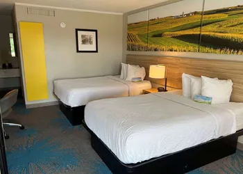 Days Inn by Wyndham Hays hotel thumbnail 8