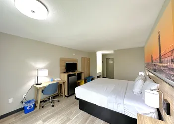 Days Inn by Wyndham Holland hotel thumbnail 2