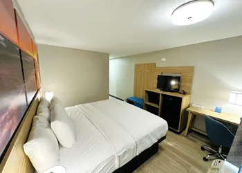 Days Inn by Wyndham Holland hotel thumbnail 3