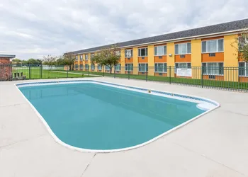 Days Inn by Wyndham Holland hotel thumbnail 4