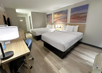 Days Inn by Wyndham Holland hotel thumbnail 5