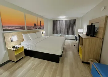 Days Inn by Wyndham Holland hotel thumbnail 6
