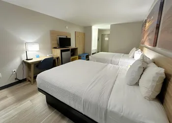 Days Inn by Wyndham Holland hotel thumbnail 7