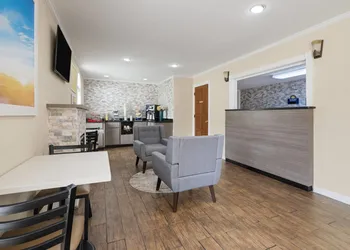Days Inn by Wyndham Canton hotel thumbnail 5