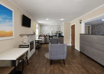Days Inn by Wyndham Canton hotel thumbnail 6