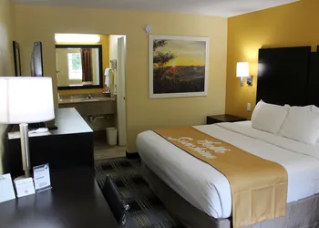 Days Inn by Wyndham Canton hotel thumbnail 7