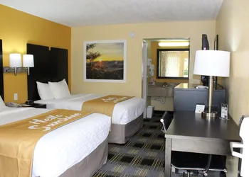 Days Inn by Wyndham Canton hotel thumbnail 8