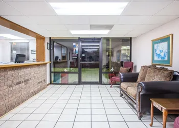 Super 8 by Wyndham Clinton hotel thumbnail 2