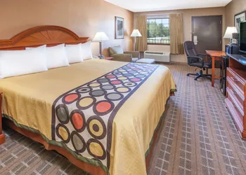 Super 8 by Wyndham Clinton hotel thumbnail 4