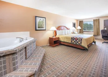 Super 8 by Wyndham Clinton hotel thumbnail 5