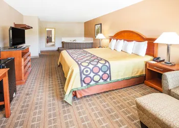 Super 8 by Wyndham Clinton hotel thumbnail 6