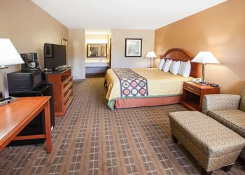 Super 8 by Wyndham Clinton hotel thumbnail 7
