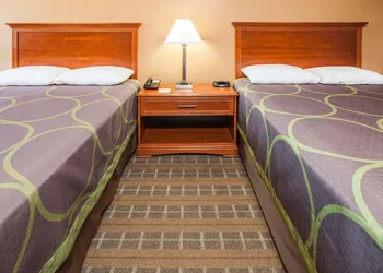 Super 8 by Wyndham Clinton hotel thumbnail 8