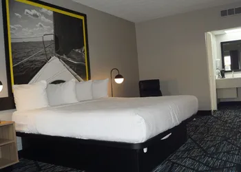 Super 8 by Wyndham Traverse City hotel thumbnail 7