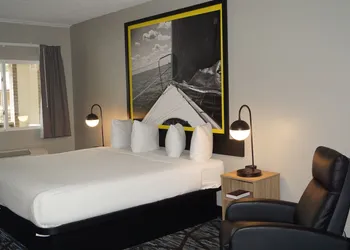 Super 8 by Wyndham Traverse City hotel thumbnail 8