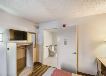 Motel 6 Everett, WA - South hotel thumbnail 7