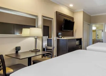 Comfort Inn & Suites Huntington Beach hotel thumbnail 8
