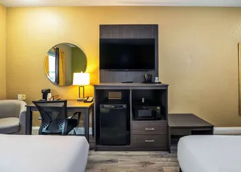 Quality Inn & Suites hotel thumbnail 7