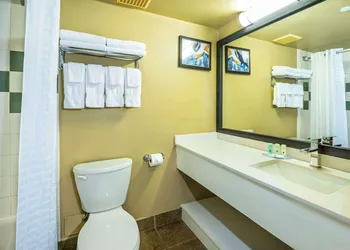 Quality Inn & Suites hotel thumbnail 8