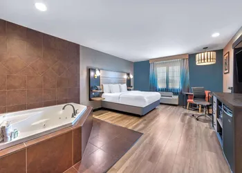 La Quinta Inn & Suites by Wyndham Woodway - Waco South hotel thumbnail 5