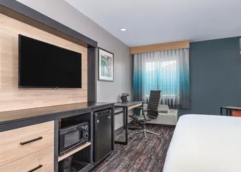 La Quinta Inn & Suites by Wyndham Woodway - Waco South hotel thumbnail 8