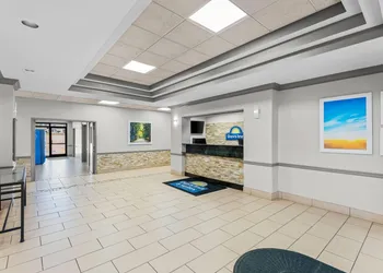 Days Inn & Suites by Wyndham Cedar Rapids hotel thumbnail 2