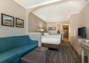 Comfort Suites Chincoteague Island Bayfront Resort hotel thumbnail 4