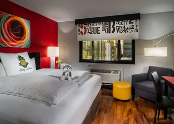 Staypineapple, Hotel FIVE, Downtown Seattle hotel thumbnail 5