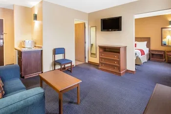 Baymont by Wyndham Waukesha hotel thumbnail 7