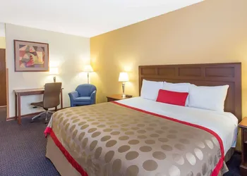Baymont by Wyndham Waukesha hotel thumbnail 6