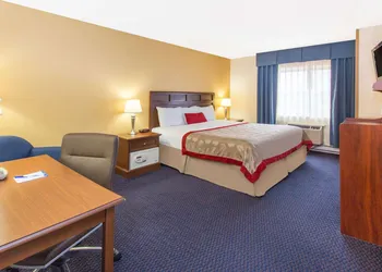 Baymont by Wyndham Waukesha hotel thumbnail 8