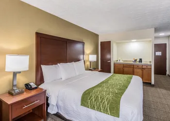 Comfort Inn Medford - Long Island hotel thumbnail 5
