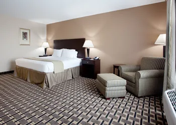 Holiday Inn Express Pembroke by IHG hotel thumbnail 3