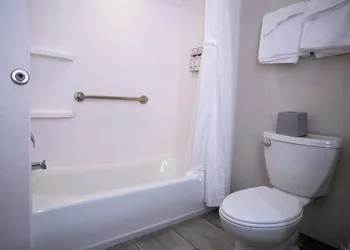 Holiday Inn Express Pembroke by IHG hotel thumbnail 7