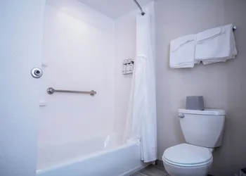 Holiday Inn Express Pembroke by IHG hotel thumbnail 8