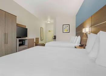 Best Western Plus Lake Elsinore Inn & Suites hotel thumbnail 7