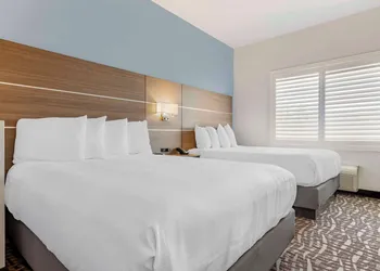 Best Western Plus Lake Elsinore Inn & Suites hotel thumbnail 8