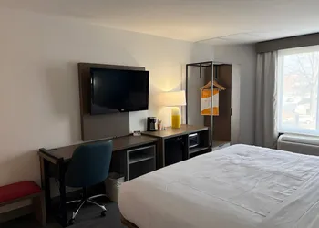 Comfort Inn & Suites hotel thumbnail 8