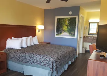 Days Inn by Wyndham Trenton hotel thumbnail 4