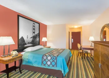 Super 8 by Wyndham Chico hotel thumbnail 4