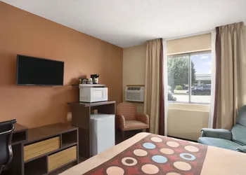 Super 8 by Wyndham Carbondale hotel thumbnail 3