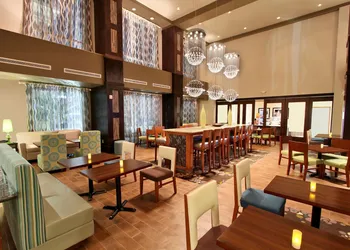 Hampton Inn & Suites Winnie hotel thumbnail 3
