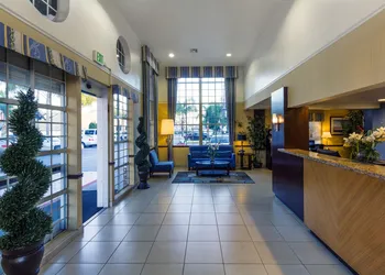 Ramada by Wyndham Costa Mesa/Newport Beach hotel thumbnail 3