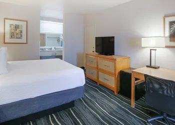 Ramada by Wyndham Costa Mesa/Newport Beach hotel thumbnail 5