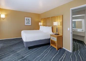 Ramada by Wyndham Costa Mesa/Newport Beach hotel thumbnail 8