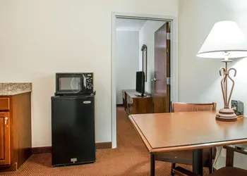 Comfort Suites Jefferson City hotel thumbnail 6