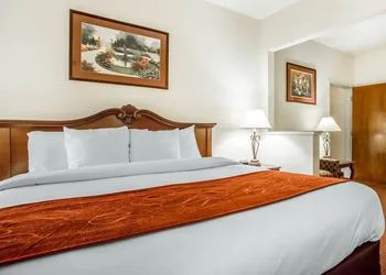 Comfort Suites Jefferson City hotel thumbnail 7