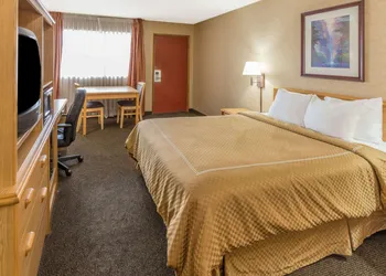 Days Inn by Wyndham Black Bear hotel thumbnail 7