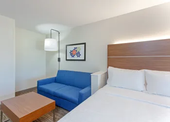 Holiday Inn Express & Suites Elk Grove West I-5 by IHG hotel thumbnail 6